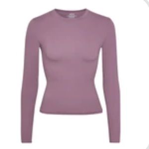 NWT SKIMS FITS EVERYBODY LONG SLEEVE T-SHIRT | PLUM
PLUM / M